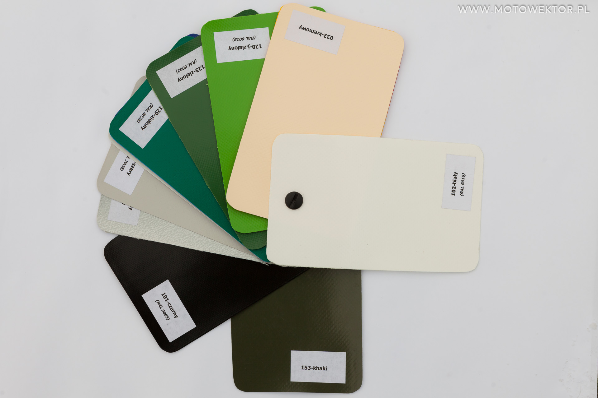 Kolory plandek - porównanie jasności koloru khaki i z czarną plandeką i barwy z zielonymi plandekami